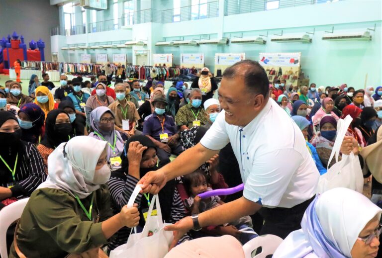 Underprivileged Families in Pasir Gudang Get to Shop for FREE at MHB Free Market
